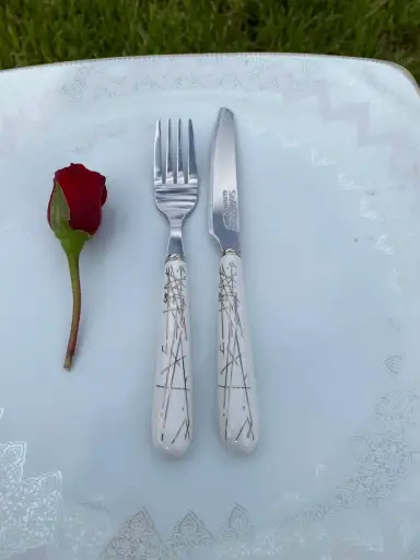 کارد و چنگال میوه‌خوری مدل خط‌خطی